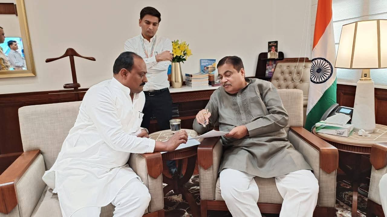 कासगंज:सांसद देवेश शाक्य ने केंद्रीय मंत्री नितिन गडकरी को सौंपा ज्ञापन, NH-530 पर गोरहा पुल भूमि मुआवज़े की माँग।