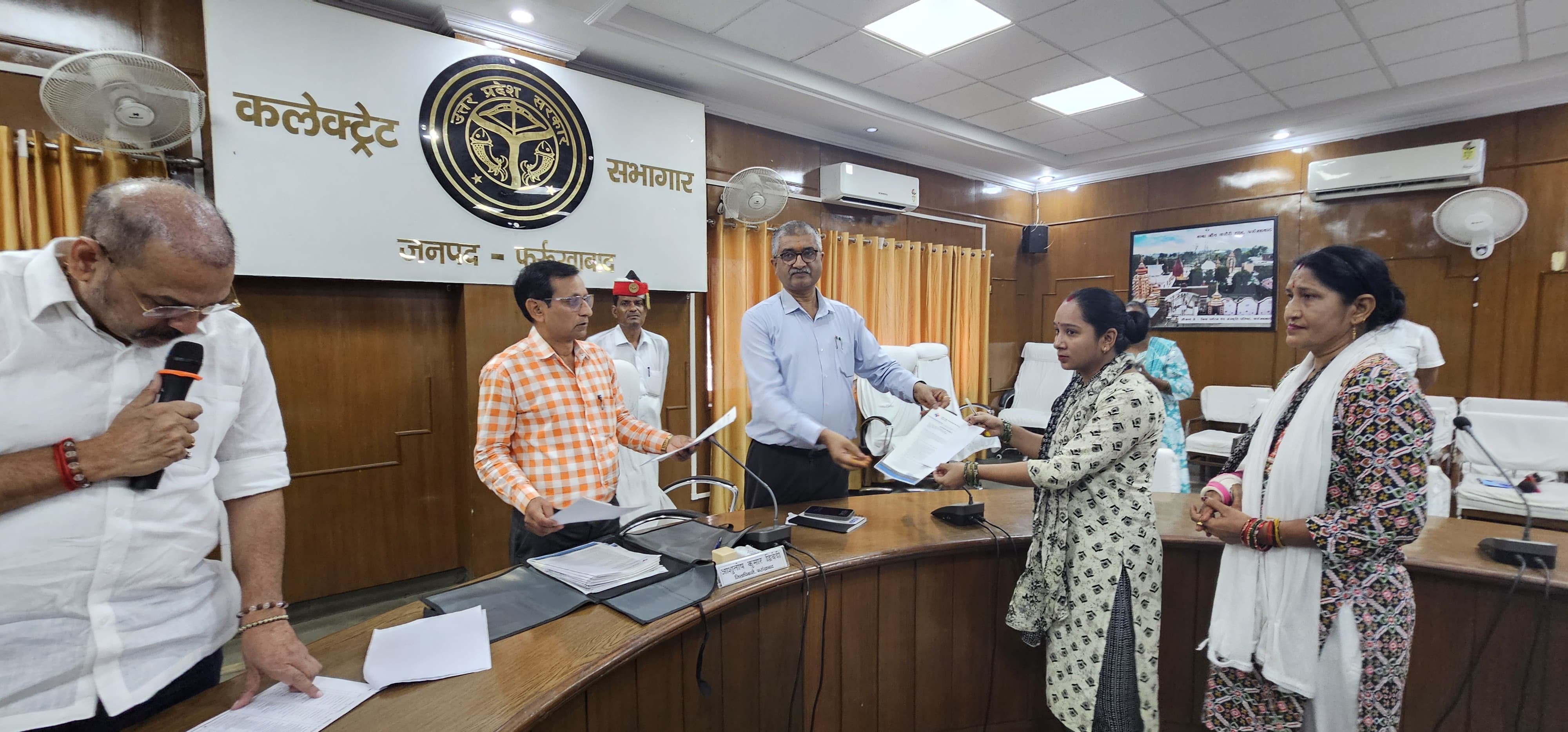 फर्रुखाबाद में कोविड कालीन नर्सों का हुआ समायोजन, जिलाधिकारी ने वितरित किए नियुक्ति पत्र।
