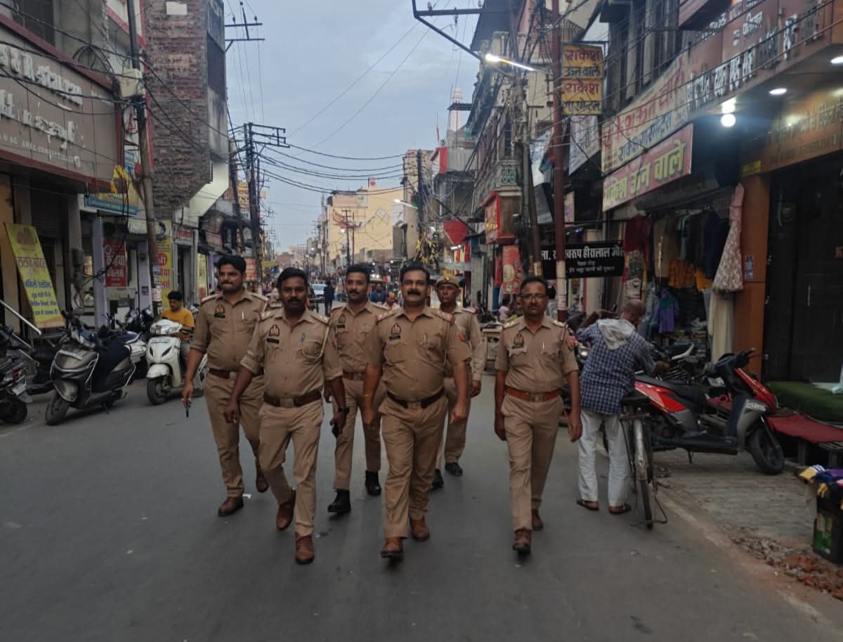 फर्रुखाबाद पुलिस ने बाजारों और मुख्य मार्गों पर किया पैदल गश्त, कानून व्यवस्था बनाए रखने का संदेश