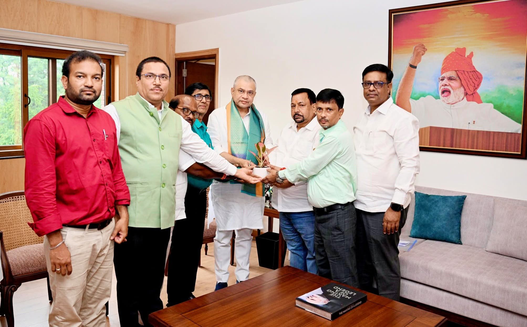 फर्रुखाबाद सांसद मुकेश राजपूत ने रेल मंत्री से की मुलाकात, फर्रुखाबाद-दिल्ली नई ट्रेन संचालन का रखा प्रस्ताव