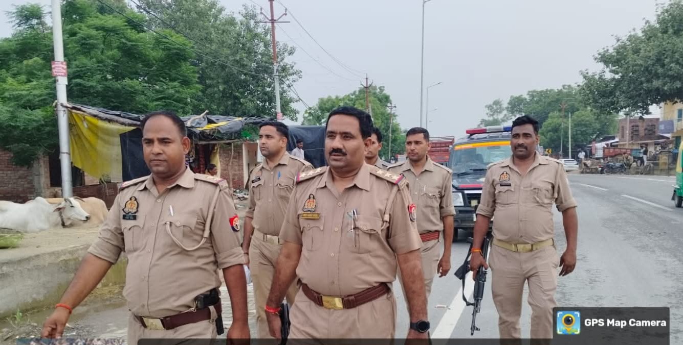 फर्रुखाबाद:कोतवाली मोहम्मदाबाद पुलिस द्वारा कानून-व्यवस्था सुनिश्चित करने हेतु पैदल गश्त।
