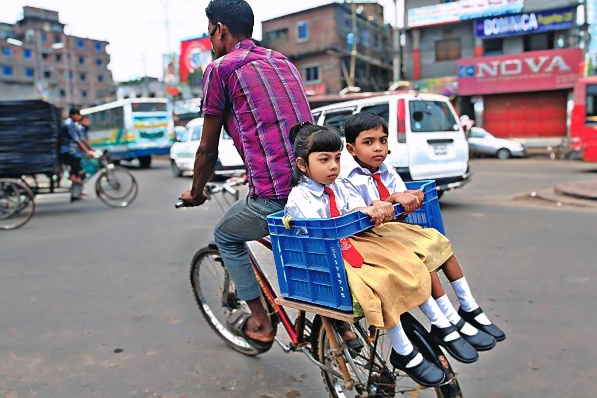 फर्रुखाबाद:साइकिल बना स्कूल बस: एक पिता, दो सपने और न थमने वाला संघर्ष।
