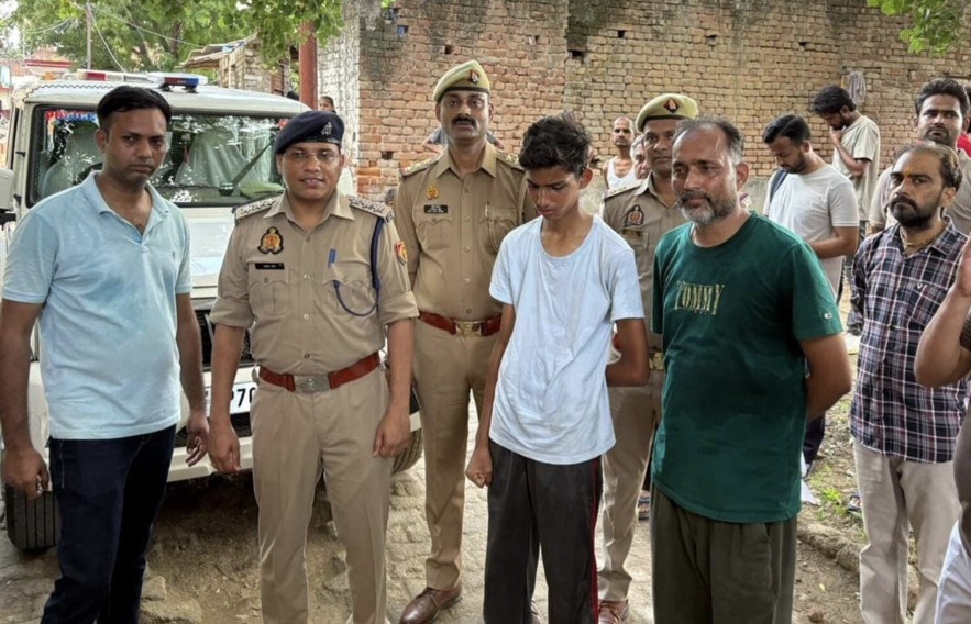 फर्रुखाबाद:लापता 15 वर्षीय बालक को पुलिस ने 2 घंटे में बरामद कर परिजनों को सौंपा, आमजन ने की प्रशंसा