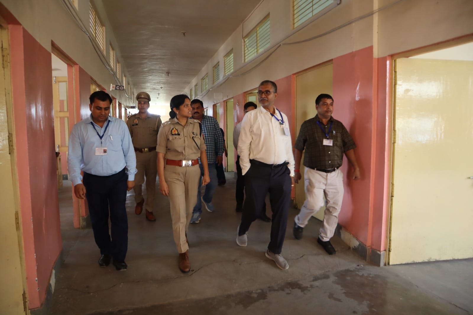 फर्रुखाबाद में शांतिपूर्ण ढंग से सम्पन्न हुई समीक्षा अधिकारी/सहायक समीक्षा अधिकारी भर्ती परीक्षा – डीएम व एसपी ने किया केंद्रों का निरीक्षण
