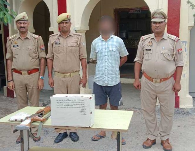 फर्रुखाबाद: फतेहगढ़ पुलिस व एसओजी टीम को मिली बड़ी सफलता: सरकारी इन्सास राइफल व नगदी चोरी के आरोपी को किया गिरफ्तार।