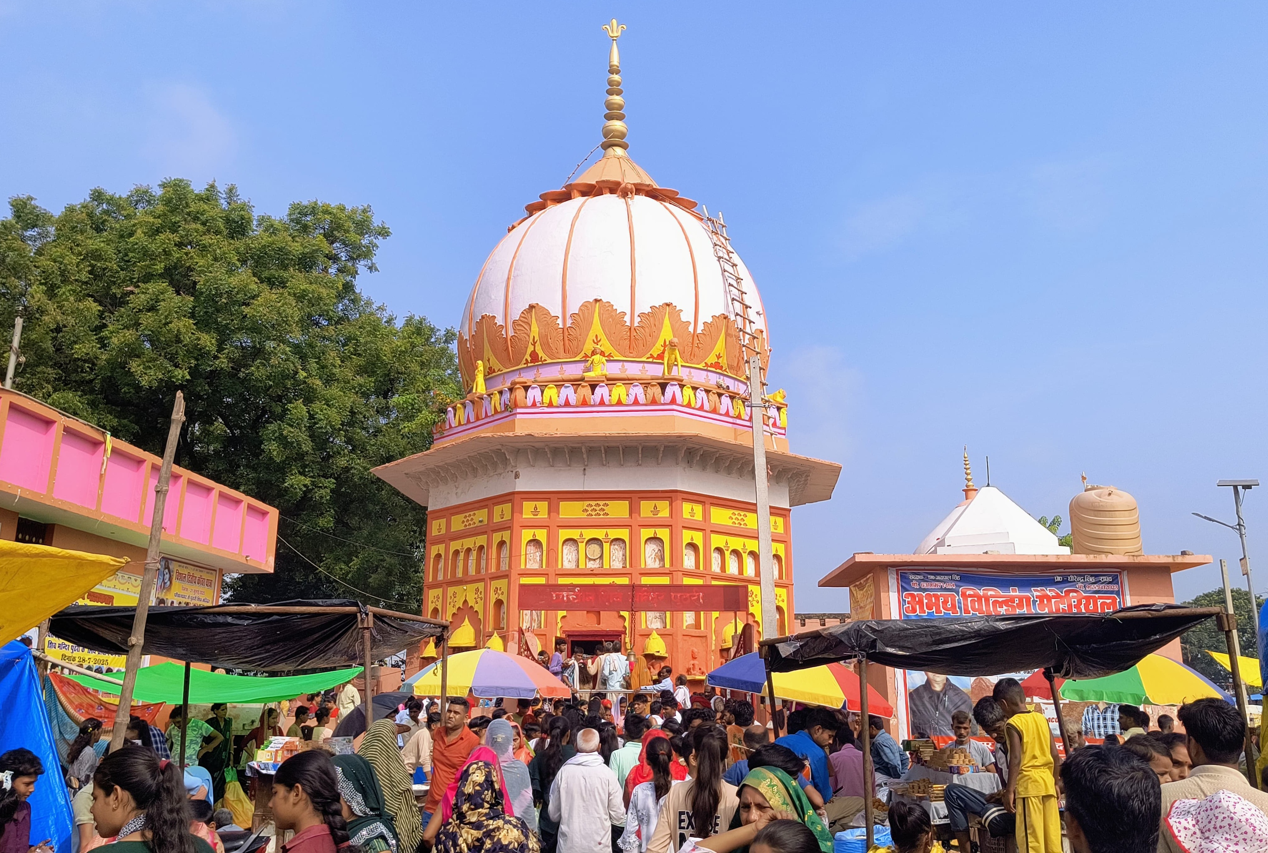 फर्रुखाबाद:सावन का तृतीय सोमवार पुठरी मंदिर में आस्था का जनसैलाब, गूंज उठे जयकारे।