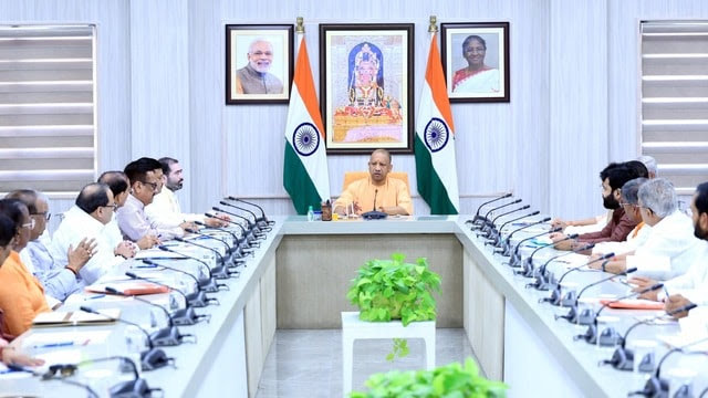 लखनऊ:प्रधानमंत्री के वाराणसी दौरे की तैयारियों को लेकर सीएम योगी ने की समीक्षा बैठक, दिए महत्वपूर्ण निर्देश