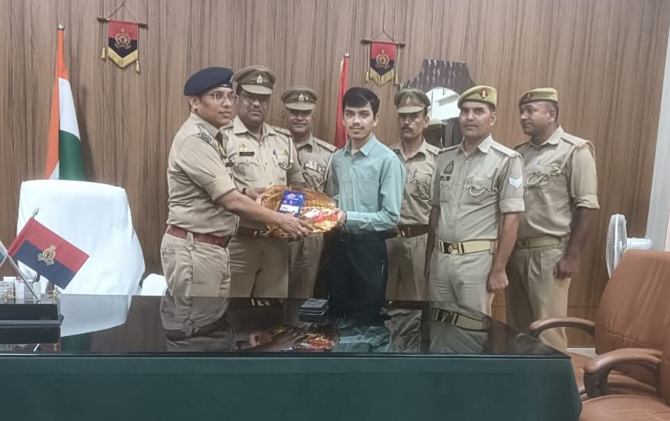 फर्रुखाबाद:पुलिस परिवारों के मेधावी बच्चों को वामा सारथी पुलिस फैमिली वेलफेयर एसोसिएशन ने किया सम्मानित