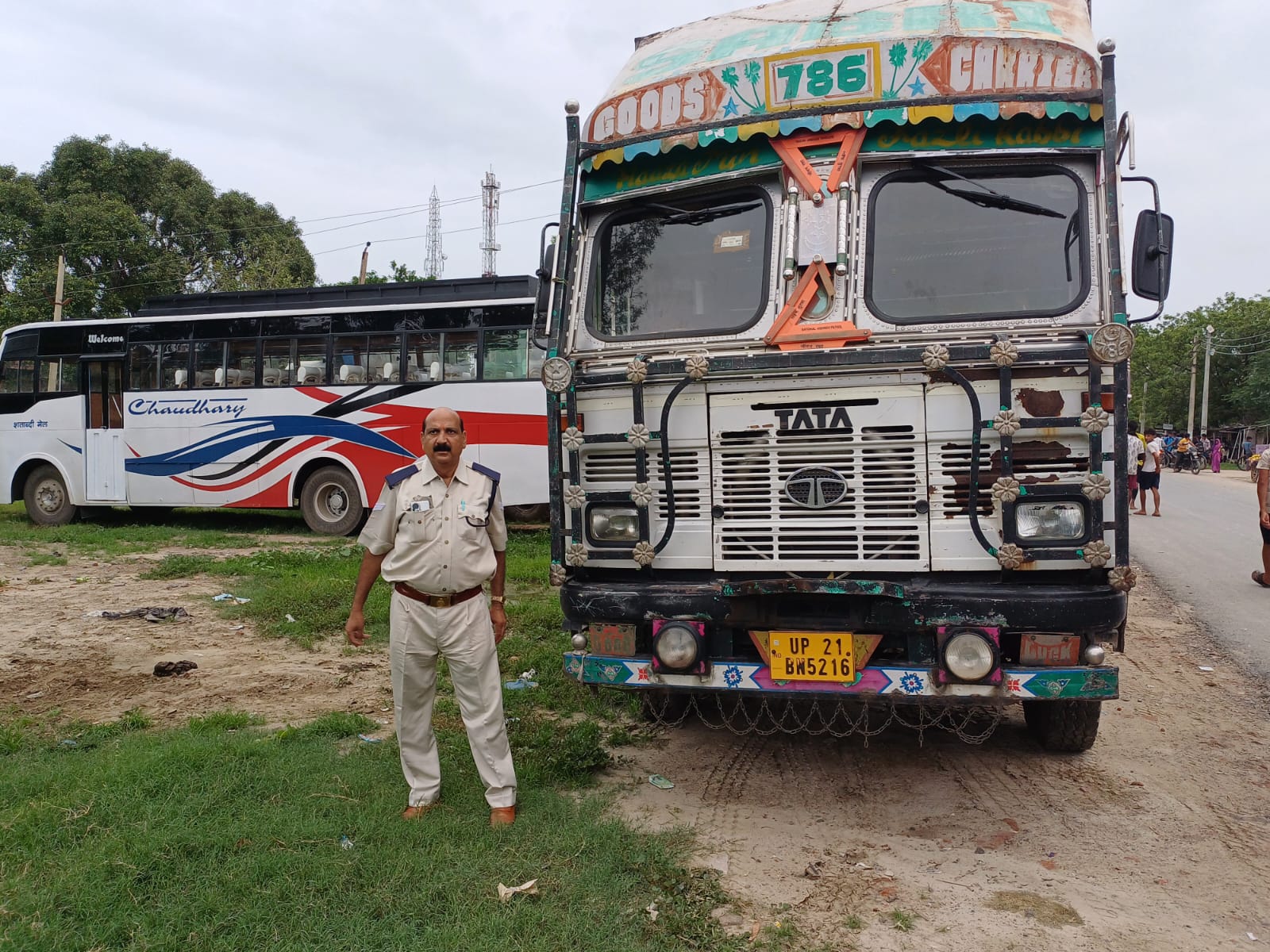 फर्रुखाबाद:ओवरलोड व टैक्स बकाया ट्रकों पर कार्रवाई, 3 ओवरलोड व 5 ट्रक सीज, ₹3 लाख से अधिक जुर्माना