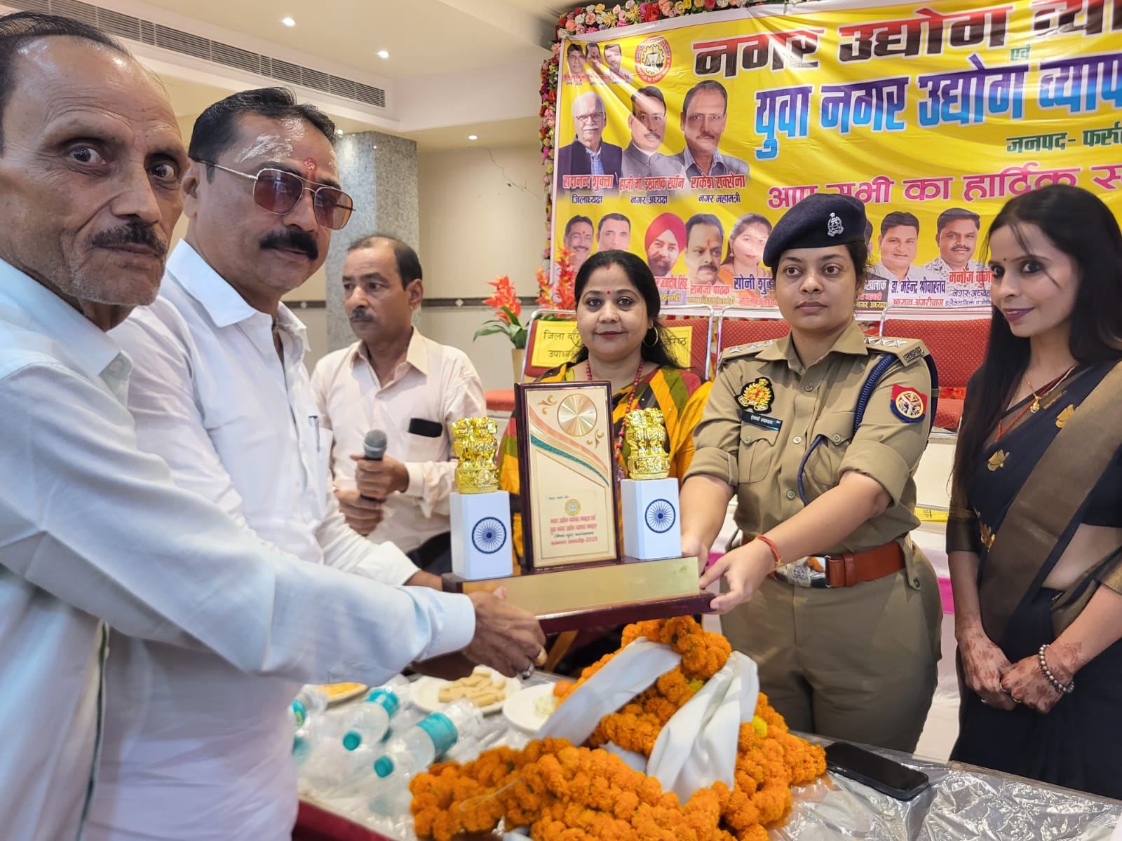 फर्रुखाबाद: सराहनीय कार्य के लिए पुलिस कर्मियों का हुआ सम्मान, व्यापार मंडल मिश्रा गुट ने किया आयोजन।