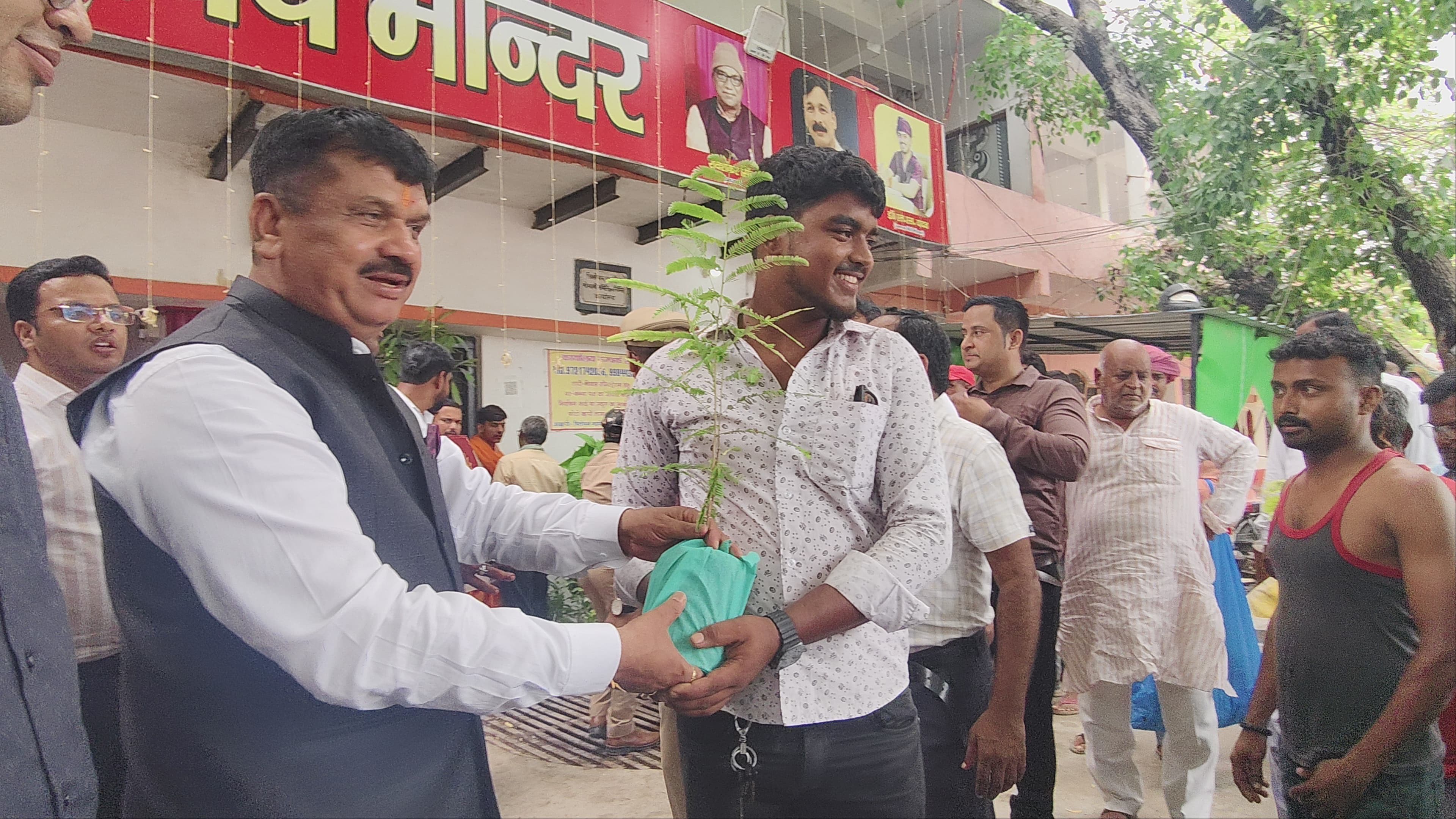 जौनपुर :श्रद्धालुओं को कतारबद्ध तरीके से कराया जाए दर्शन- जिलाधिकारी