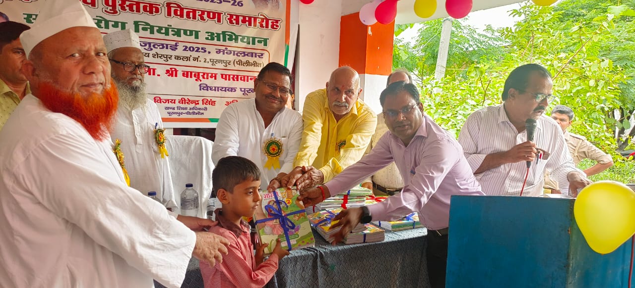 पीलीभीत : मम्मी पापा हमें पढ़ाओ, स्कूल में चलकर नाम लिखाओ,आधी रोटी खाएंगे बच्चों को जरूर पढ़ाई