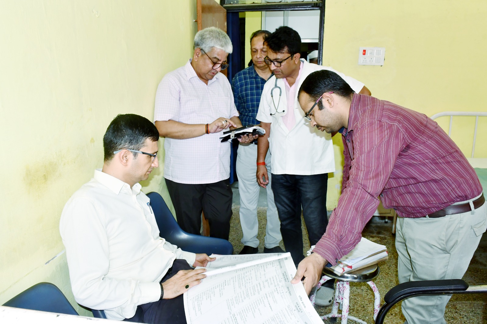 प्रयागराज : मण्डलायुक्त ने सामुदायिक स्वास्थ्य केन्द्र कौड़िहार का किया औचक निरीक्षण