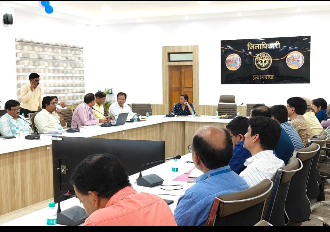 प्रयागराज : जिला स्वास्थ्य समिति (शासी निकाय) की बैठक सम्पन्नगर्भवती महिलाओं का शत-प्रतिशत रजिस्ट्रेशन एवं संस्थागत प्रसव सुनिश्चित कराये जाने के दिए निर्देश