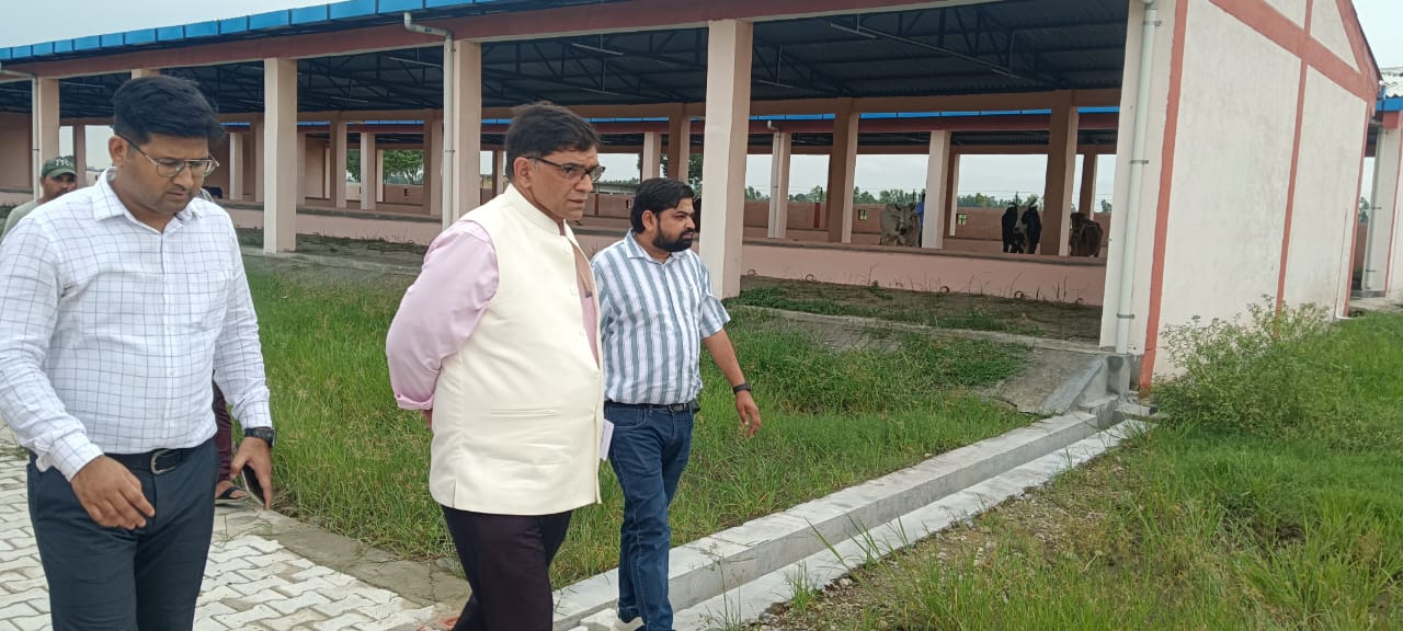 पीलीभीत:जिलाधिकारी ने निर्माणाधीन गौशाला का किया निरीक्षण।
