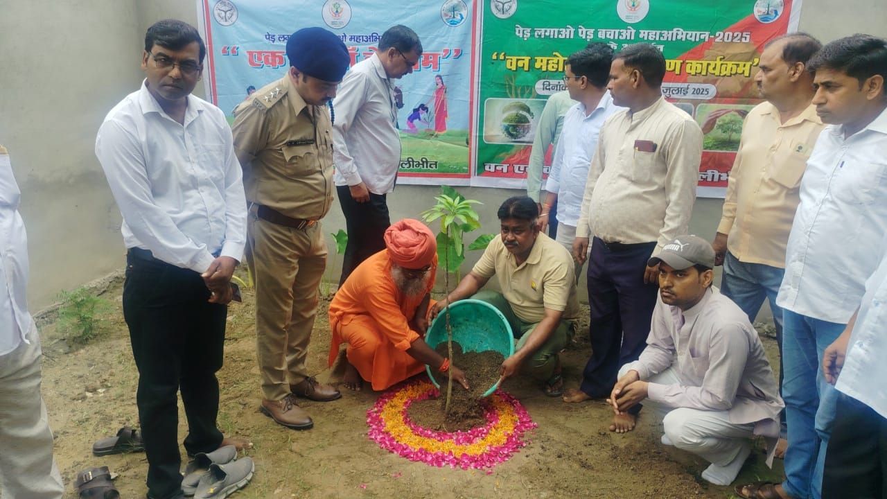 पीलीभीत:जनतादर्शन में विधायक ने सुनीं समस्याएं, "एक पेड़ माँ के नाम" अभियान के तहत किया पौधरोपण