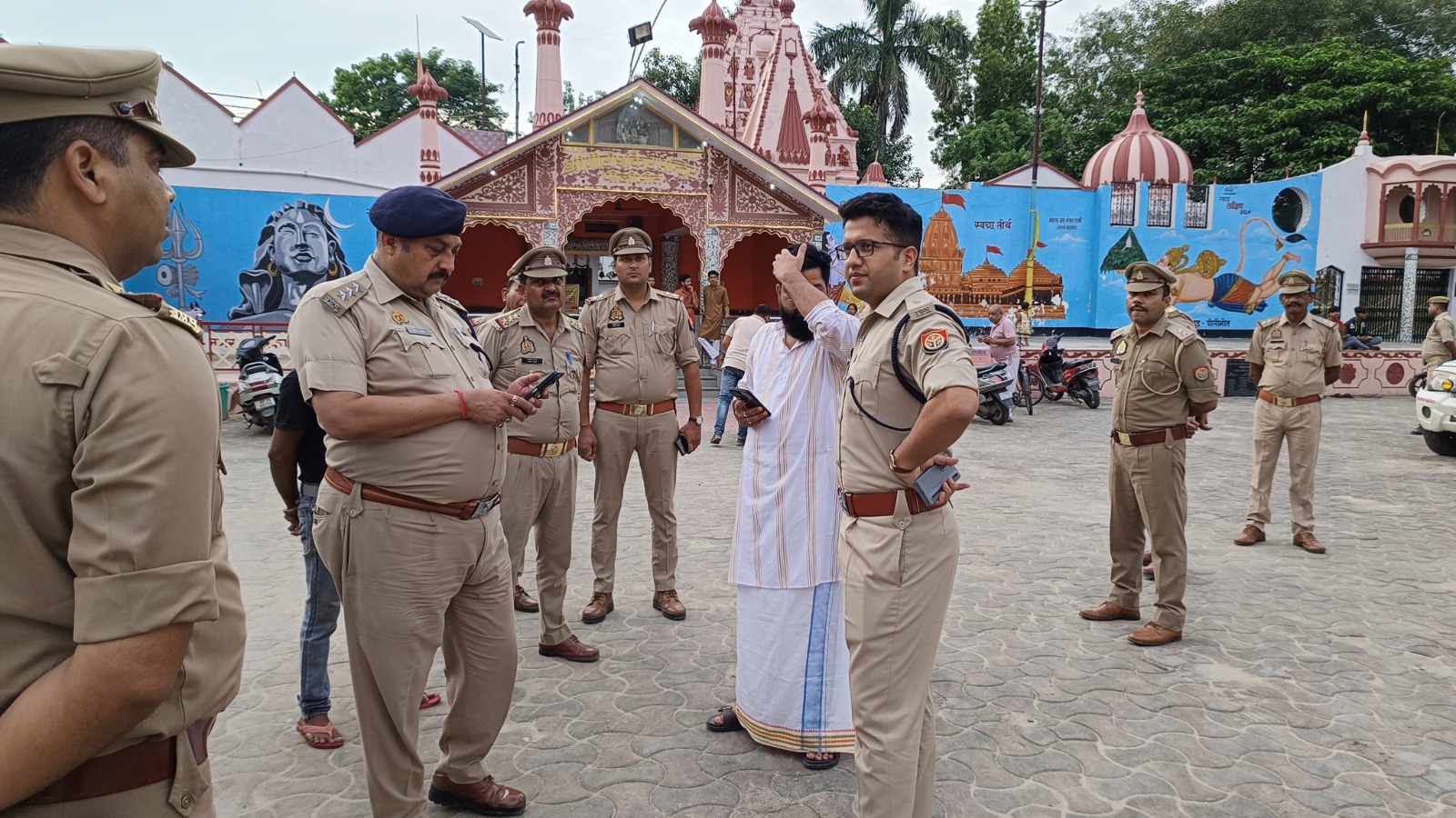 पीलीभीत:कानून-व्यवस्था के दृष्टिगत नगर क्षेत्र में पैदल गश्त कर सुरक्षा व्यवस्था का लिया गया जायजा।