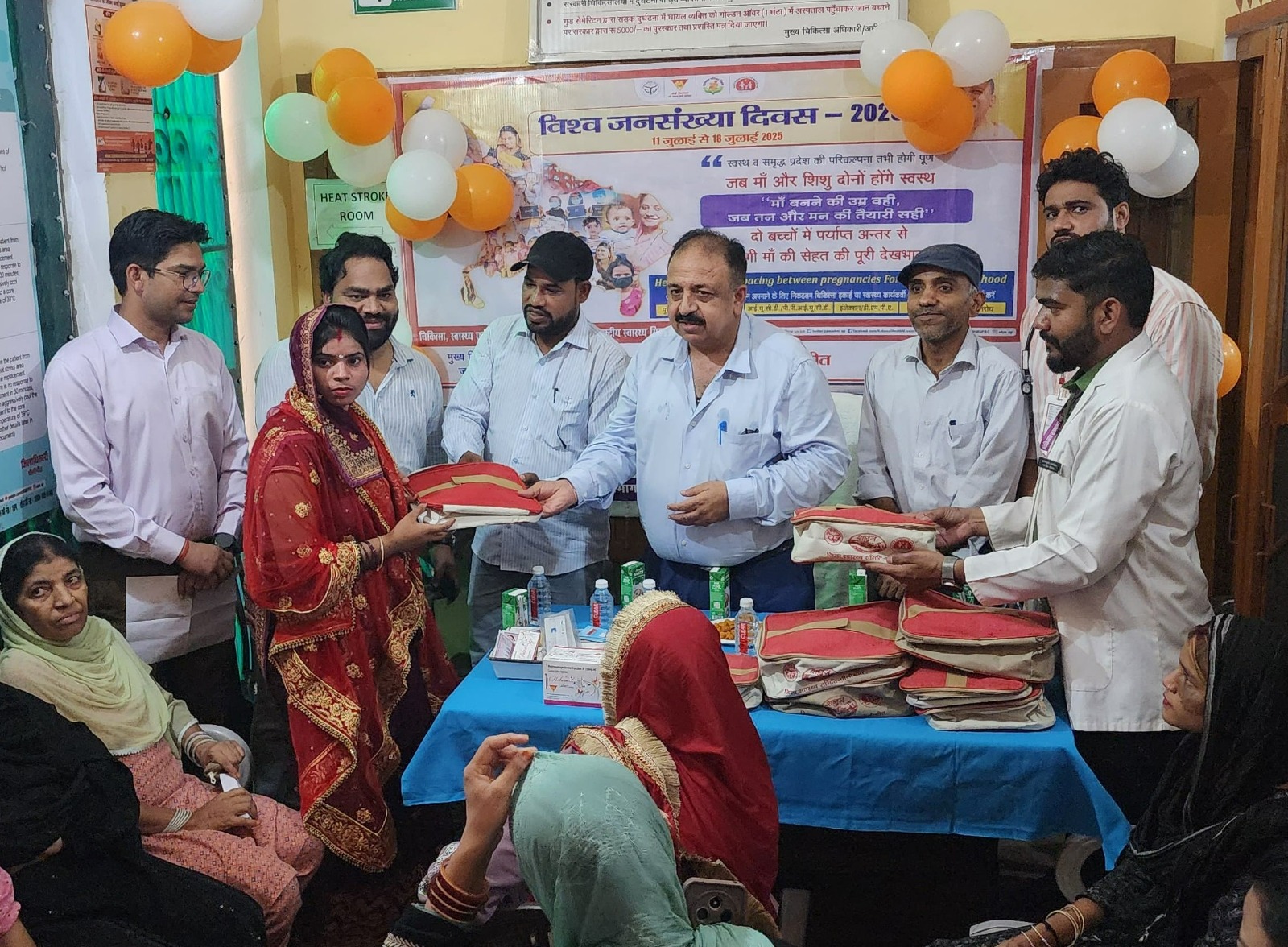 पीलीभीत : मुख्य चिकित्सा अधिकारी  ने दो सारथी वाहनों को झंडी दिखाकर रवाना किया।