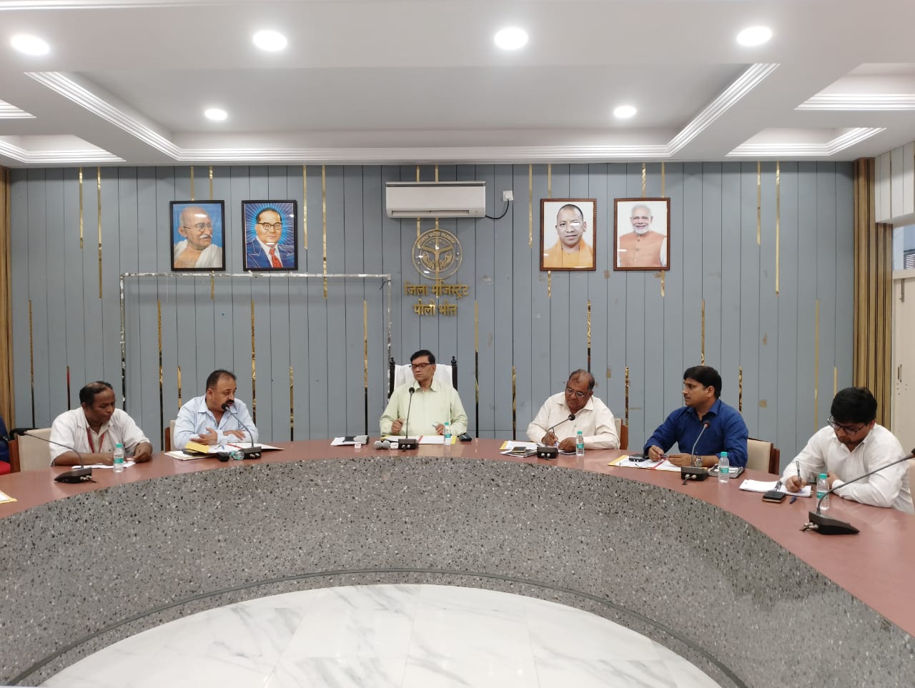 पीलीभीत : स्कूलों में शिक्षा ग्रहण कर रहे दिव्यांग बच्चों की दिव्यांगता का कराया जाय परीक्षण-जिलाधिकारी।