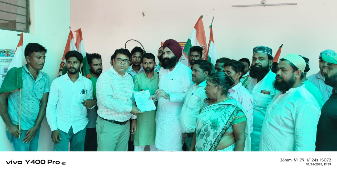 पीलीभीत:राज्यपाल को संबोधित ज्ञापन उपजिलाधिकारी को सौंपा
