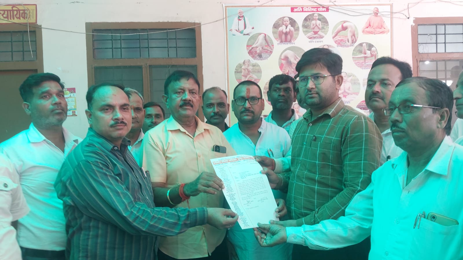 पीलीभीत:जिलाधिकारी को संबोधित ज्ञापन तहसीलदार को सौंपा।