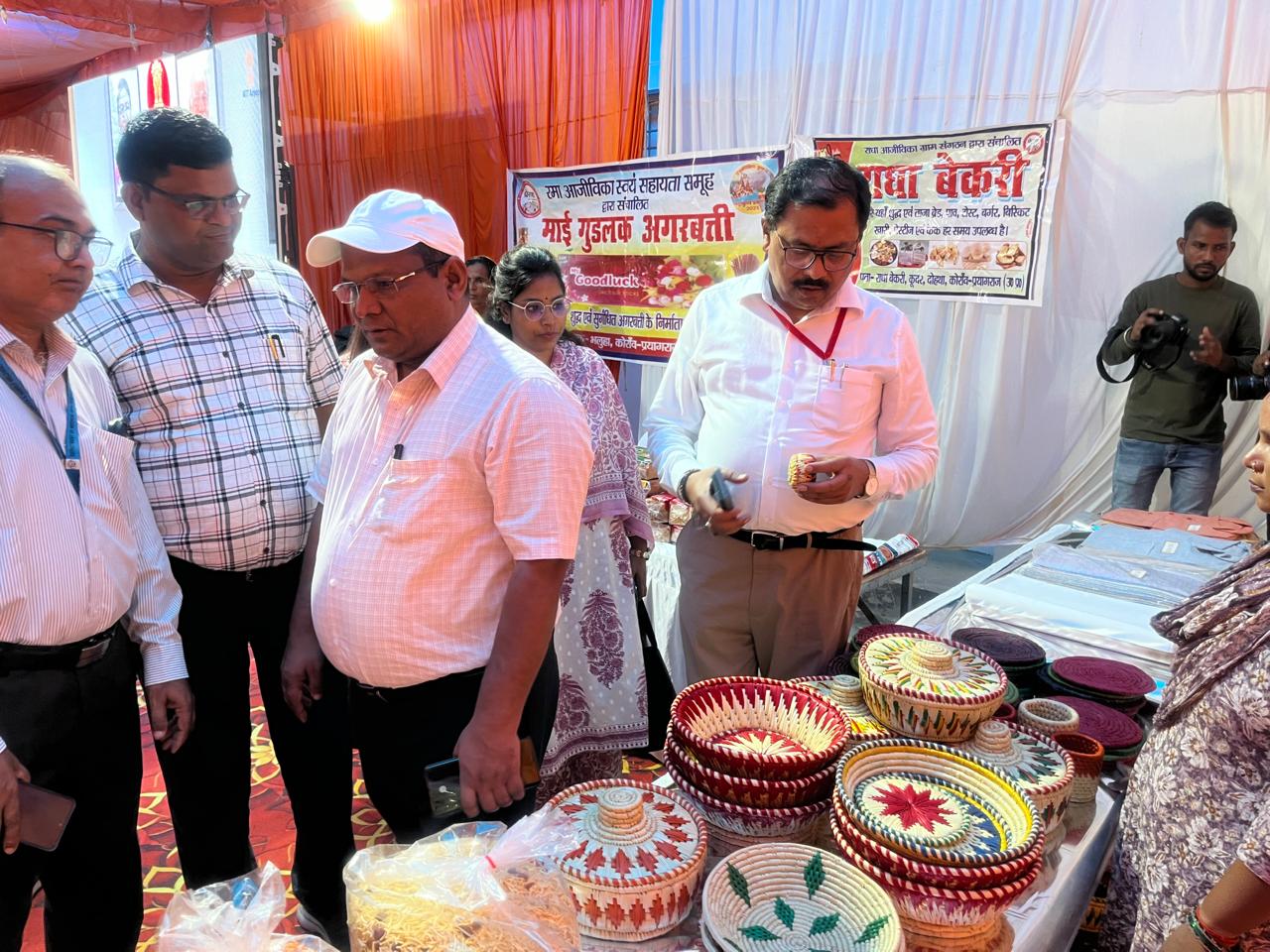 प्रयागराज: विधान परिषद सदस्य सुरेंद्र चौधरी ने विकास भवन परिसर में आकांक्षा हॉट का किया उद्घाटन