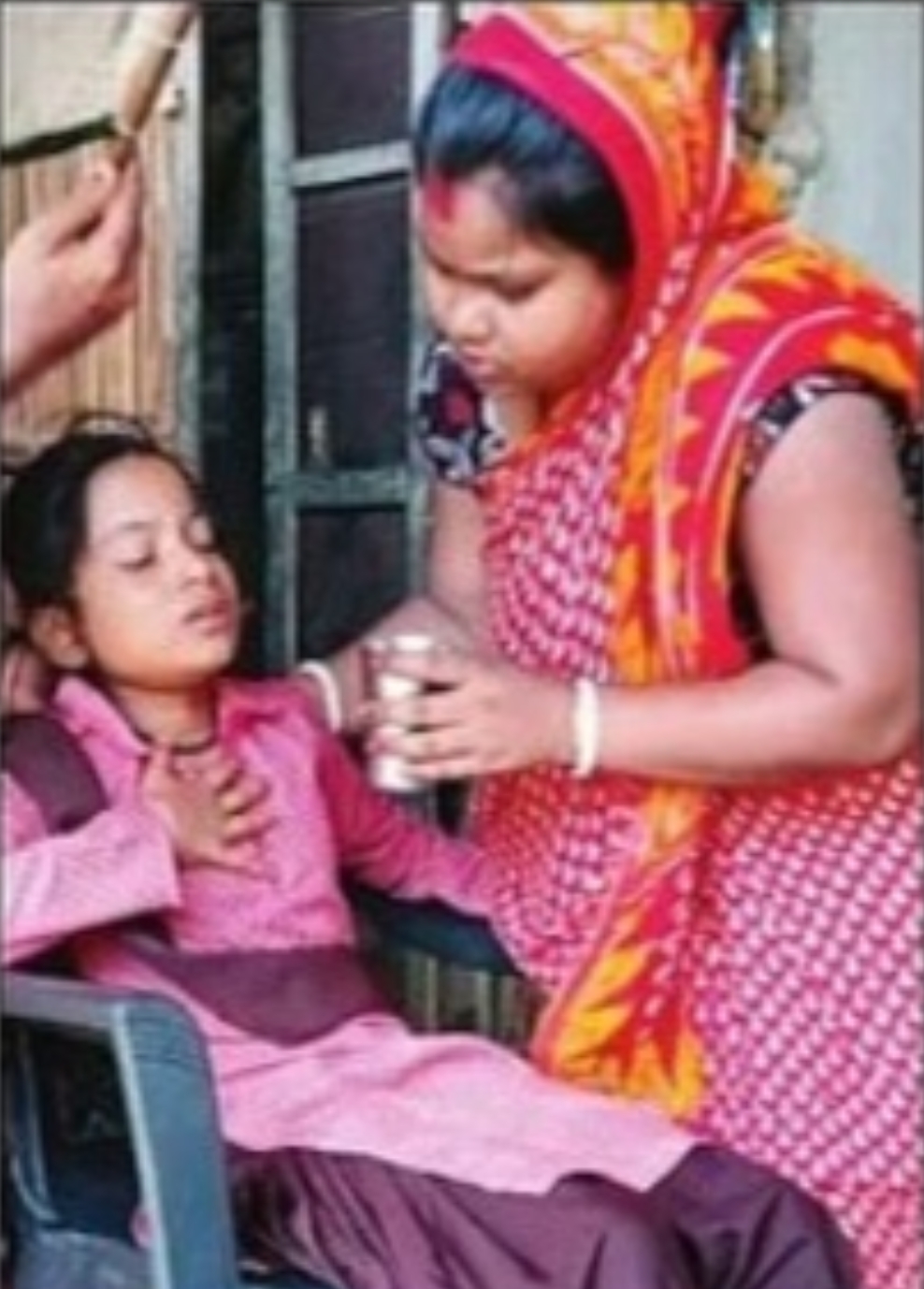 पीलीभीत:चंदिया हजारा उच्च प्राथमिक विद्यालय में छात्रा की बिगड़ी हालत।