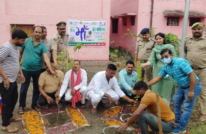 बरेली - प्राथमिक स्वास्थ्य केंद्र मझगवां में वन महोत्सव पर किया वृक्षारोपण