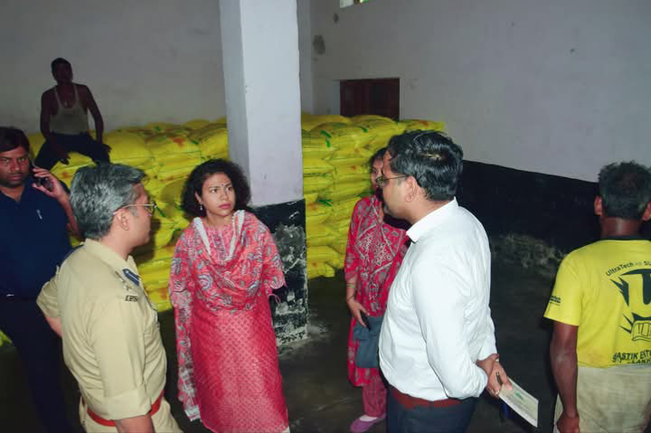 लखीमपुर खीरी : डीएम एसपी ने खाद्य वितरण केदो का किया औचक निरीक्षण,पारदर्शी टोकन प्रणाली के निर्देश