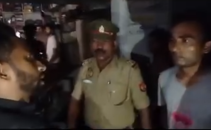 लखीमपुर खीरी : गोला क्षेत्र के अजान कस्बे में रेडीमेड कपड़े की दुकान में अज्ञात लोगों ने लगाई आग
