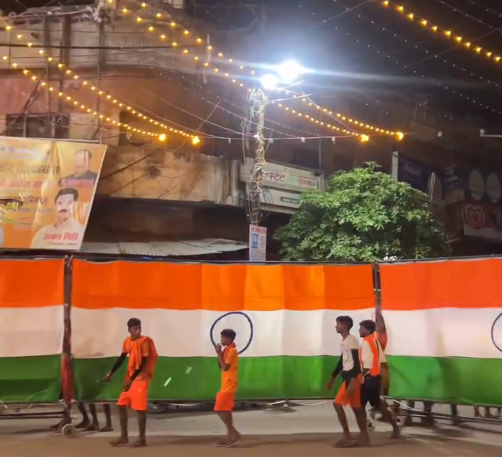 लखीमपुर खीरी : तिरंगा कावड़ यात्रा पहुंची छोटी काशी गोला,भोलेनाथ का किया जलाभिषेक