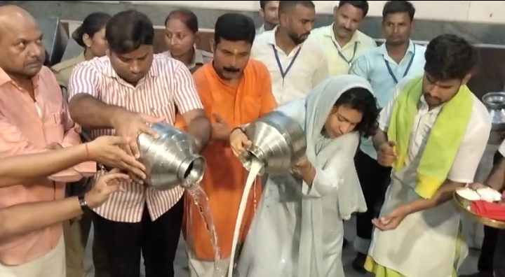 लखीमपुर खीरी : डीएम ने छोटी काशी गोला में किया जलाभिषेक,बताया छोटी काशी गोला को शिवभक्ति का महाकुंभ