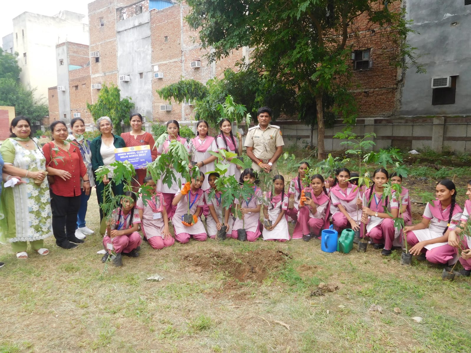 दिल्ली :गवर्मेंट सर्वोदय कन्या विद्यालय नंबर 3 तिलक नगर में वन मोहत्सव के शुभ अवसर पर बड़ी संख्या में फलदार एवम अक्सीजन देने वाले पौधों का पौधारोपण किया