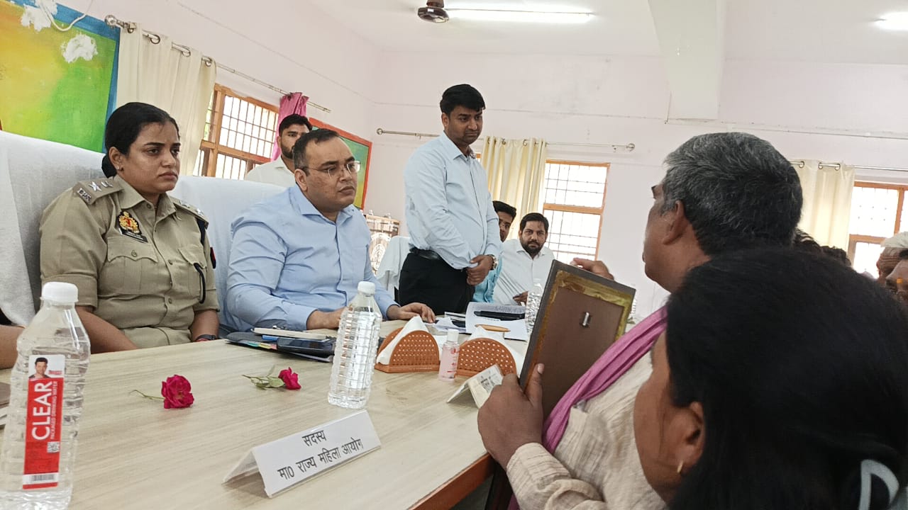कासगंज : मुख्यमंत्री कंपोजिट विद्यालय नवादा के स्थानांतरण के विरोध में पटियाली क्रमिक अनशन पर बैठे समाजवादी पार्टी के कार्यकर्ता जिला अधिकारी प्रणय सिंह को दिया ज्ञापन