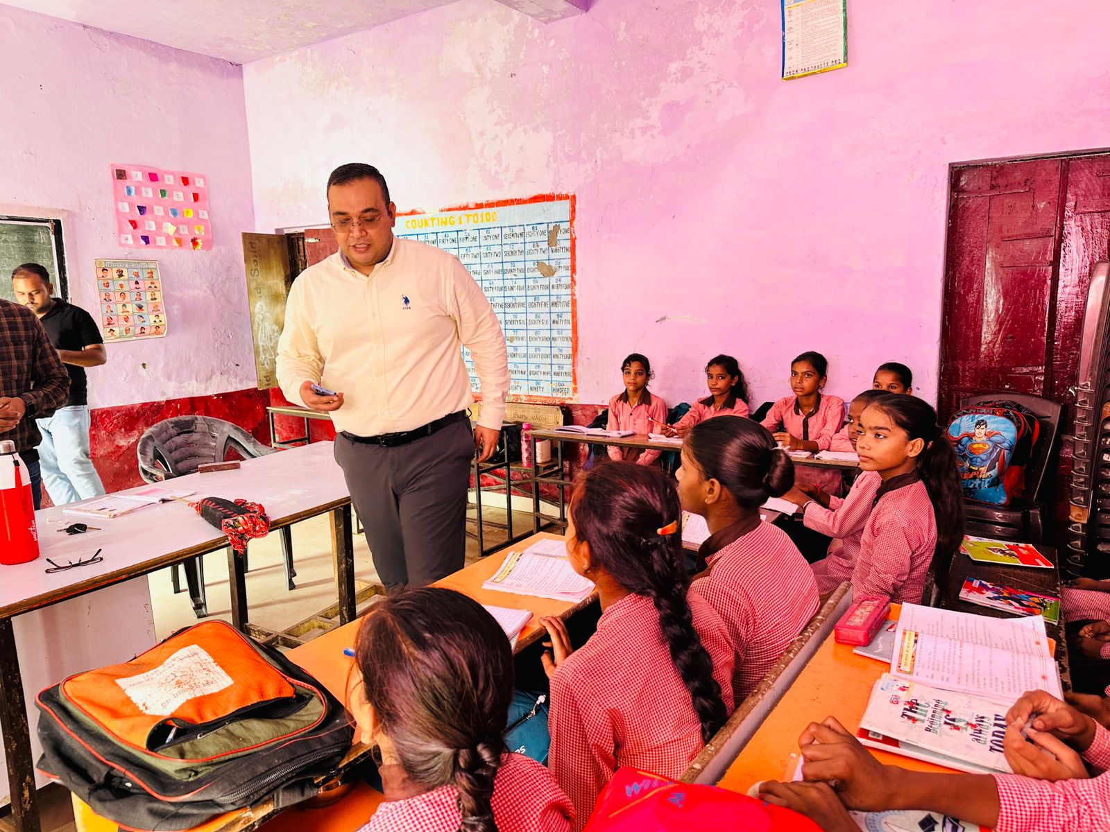कासगंज:जिलाधिकारी प्रणय सिंह ने कम्पोजिट विद्यालय विकास खण्ड सोरों का औचक निरीक्षण कर सम्बन्धित अधिकारियों एवं कर्मचारियों को दिये निर्देष।