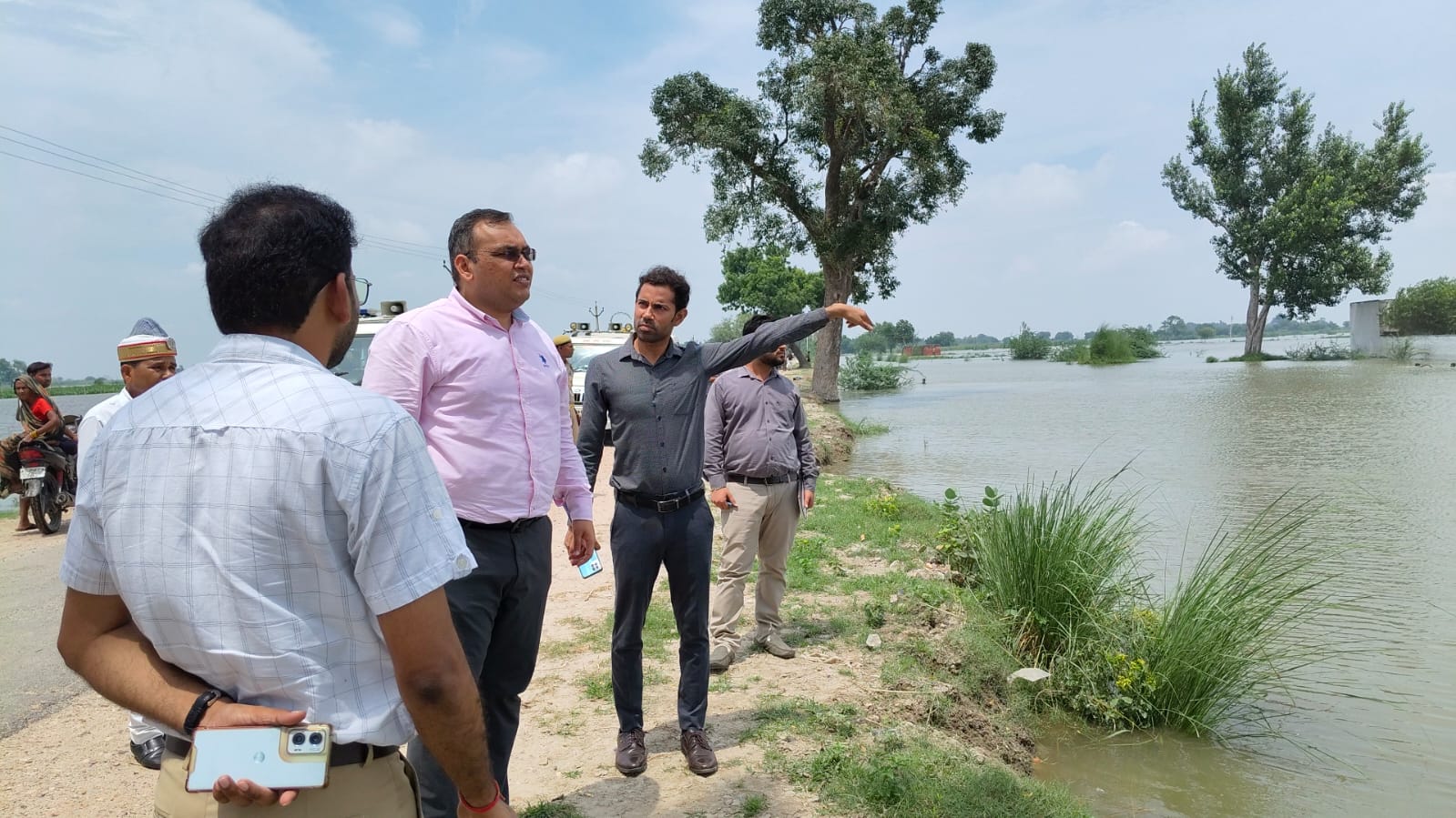 कासगंज:जिलाधिकारी प्रणय सिंह ने स्थलीय निरीक्षण कर सोरों के लहरा घाट पर बाढ़ ग्रस्त व्यवस्थाओं को परखा। सुरक्षात्मक उपाय करने के दिये निर्देश