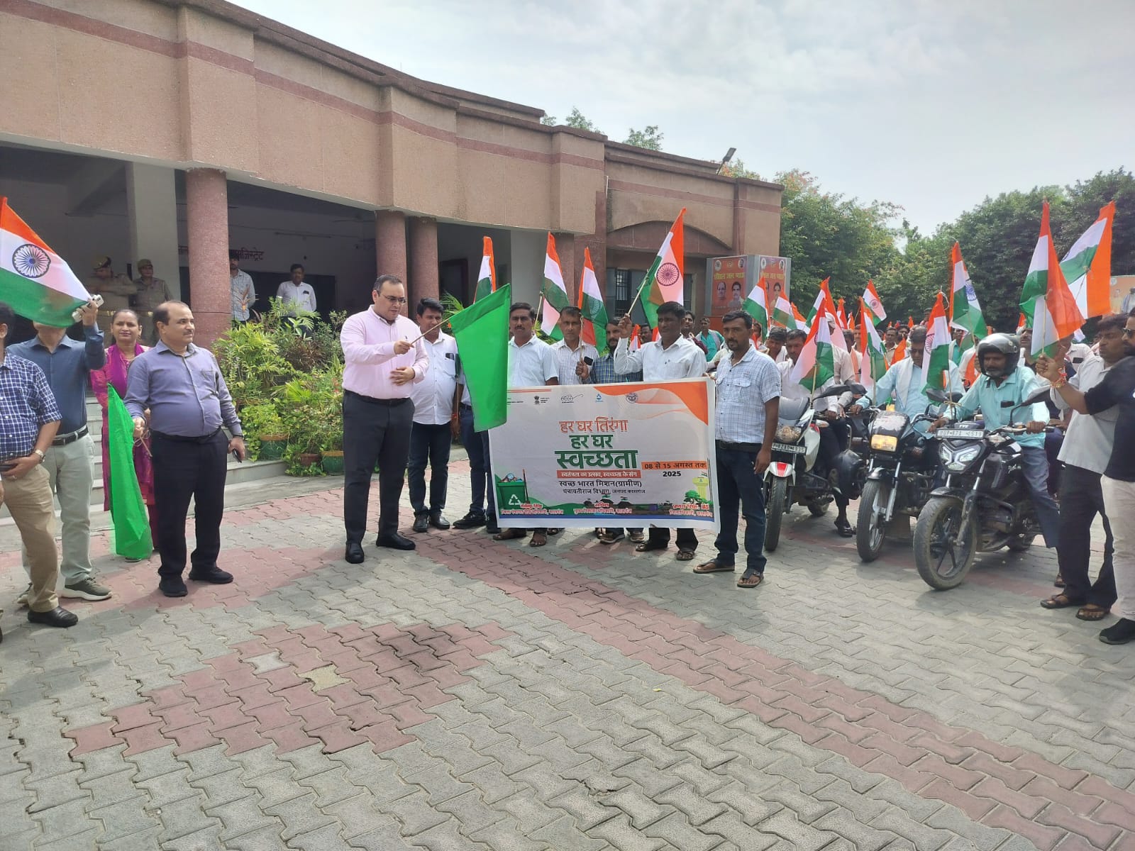 कासगंज : जिलाधिकारी प्रणय सिंह ने मुख्य विकास अधिकारी सचिन के साथ शासन के निर्देश पर हर घर तिरंगा हर घर स्वच्छता कार्यक्रम अंतर्गत बाइक तिरंगा रैली को हरी झंडी दिखाकर किया रवाना