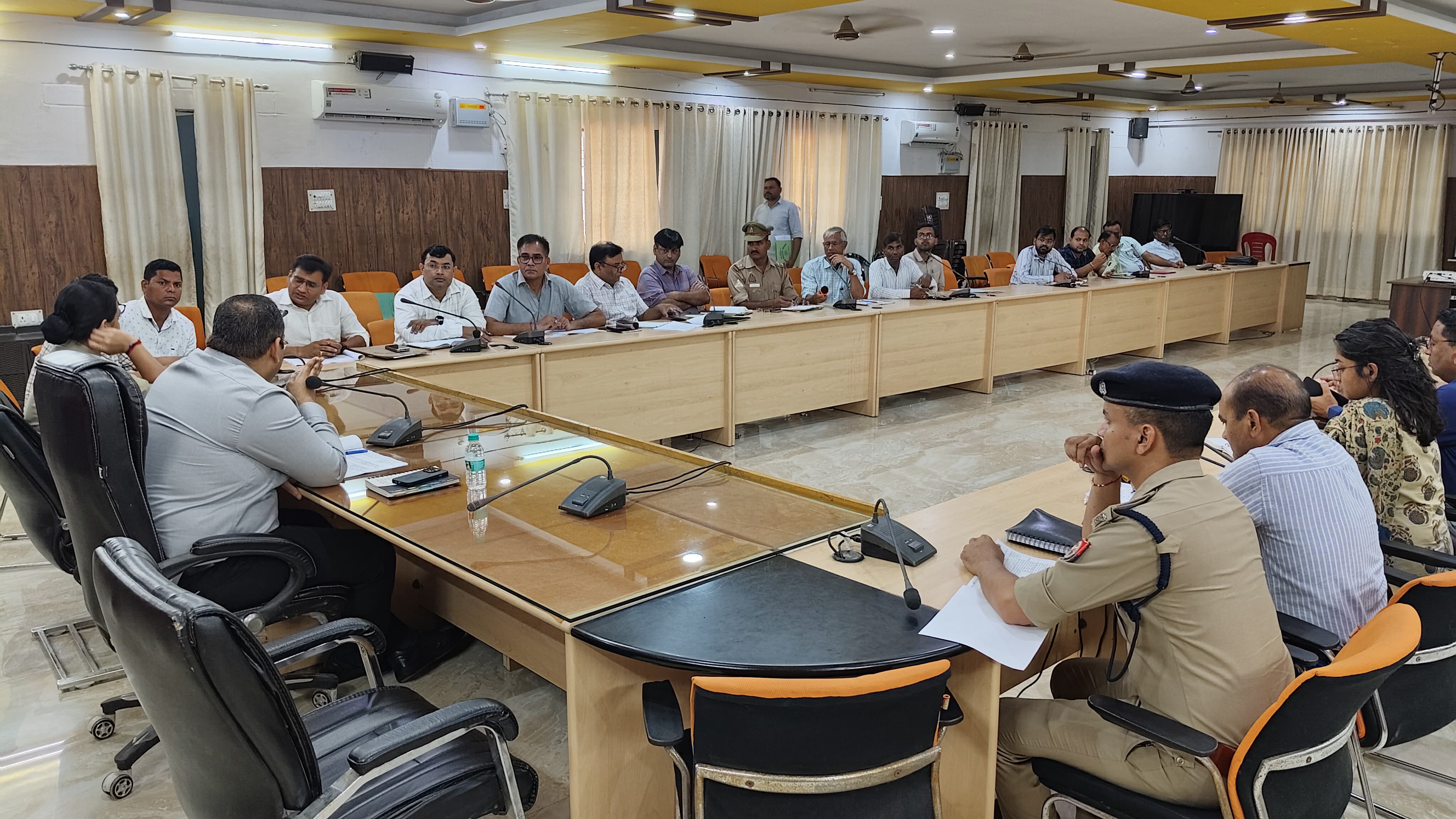 कासगंज :-कलेक्ट्रेट स्थित रुद्राक्ष सभागार में जिलाधिकारी महोदय की अध्यक्षता में जिला समन्वय समिति की अंतरविभागीय बैठक सम्पन्न हुई।