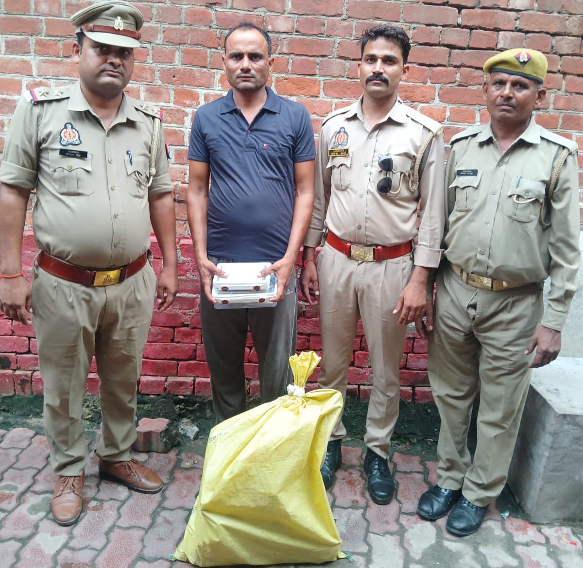 फर्रुखाबाद:शमसाबाद पुलिस ने अवैध शस्त्र फैक्ट्री का भंडाफोड़ कर एक अभियुक्त को किया गिरफ्तार, बड़ी मात्रा में असलहे और उपकरण बरामद