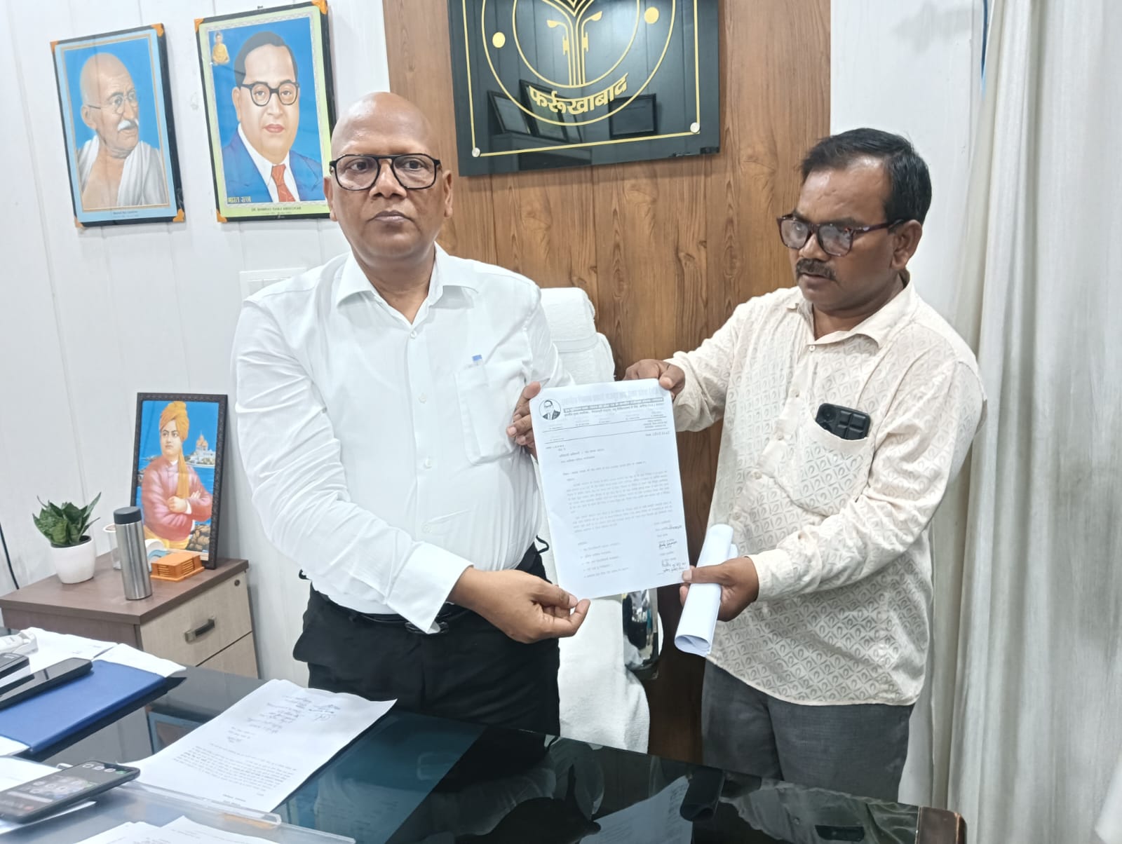 फर्रुखाबाद:ठेका सफाई कर्मचारियों को हटाए जाने के विरोध में सफाई मजदूर संघ ने अधिशासी अधिकारी को सौंपा ज्ञापन