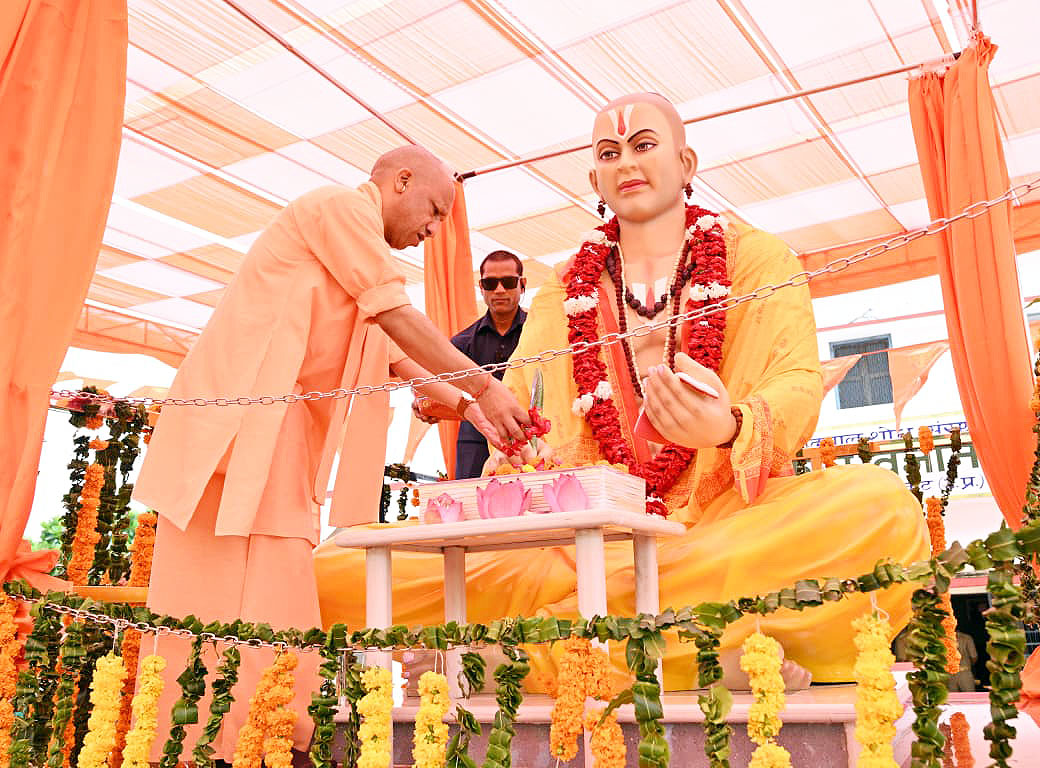 चित्रकूट:मुख्यमंत्री ने जनपद के कृषि विज्ञान केन्द्र गनीवां में पूज्यपाद गोस्वामी तुलसीदास जी की प्रतिमा का अनावरण किया