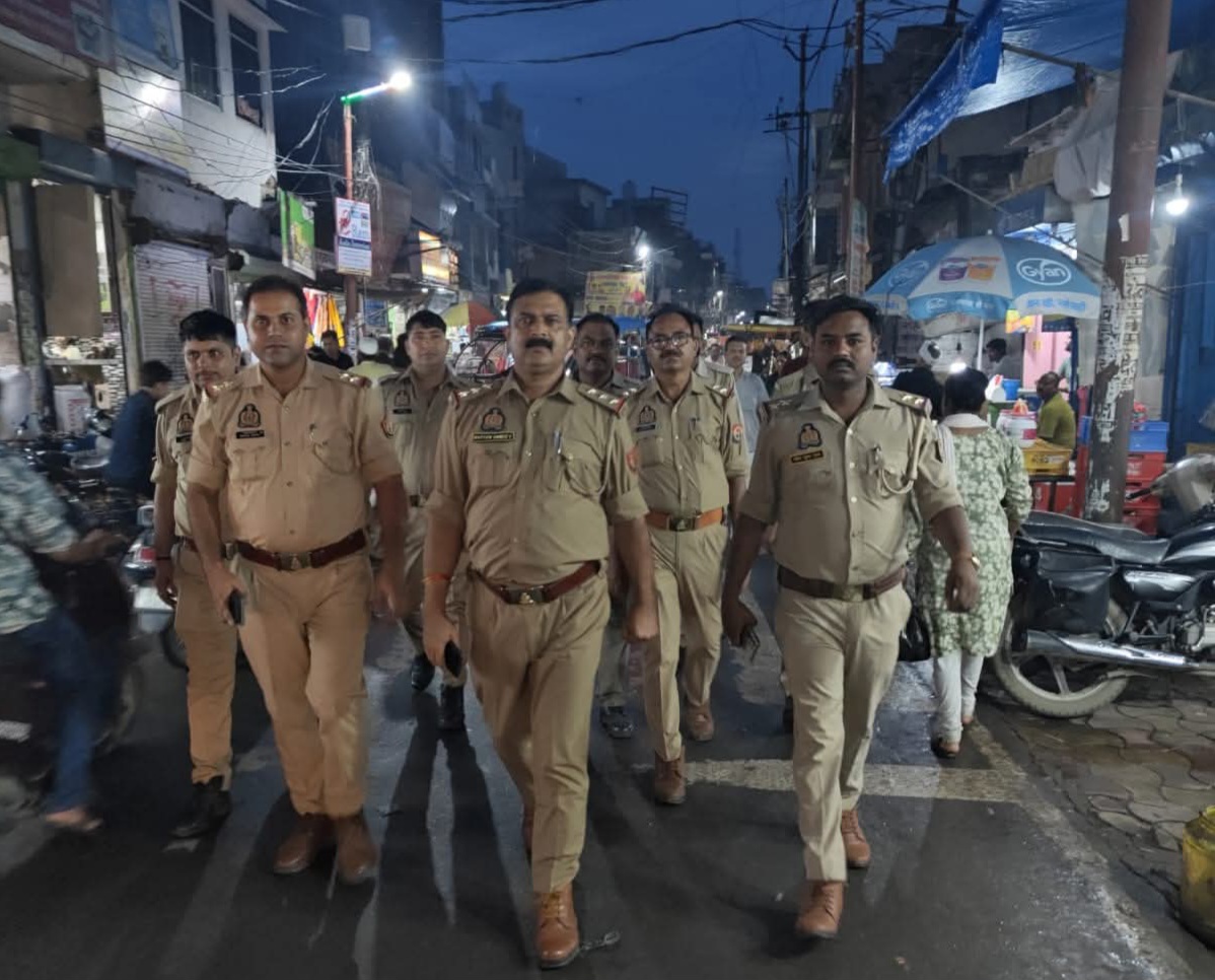 फर्रुखाबाद:शांति एवं कानून व्यवस्था को लेकर फर्रुखाबाद कोतवाली पुलिस ने किया पैदल गश्त।