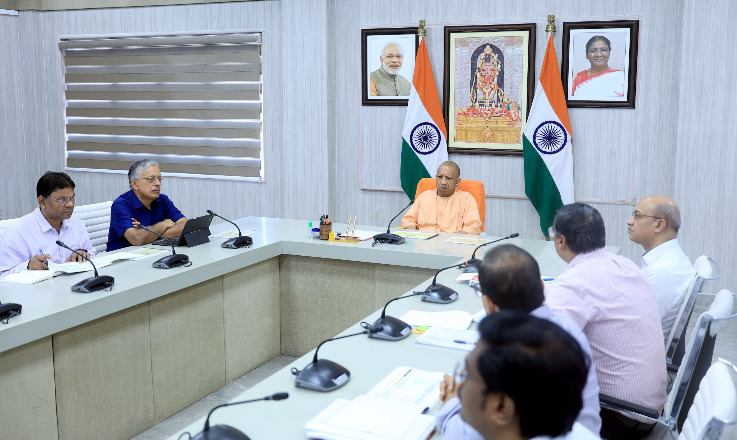 मुख्यमंत्री योगी आदित्यनाथ ने 'फुटवियर, लेदर एवं नॉन-लेदर क्षेत्र विकास नीति 2025' का किया ऐलान: उत्तर प्रदेश बनेगा 'डिजाइन टू डिलीवरी' हब