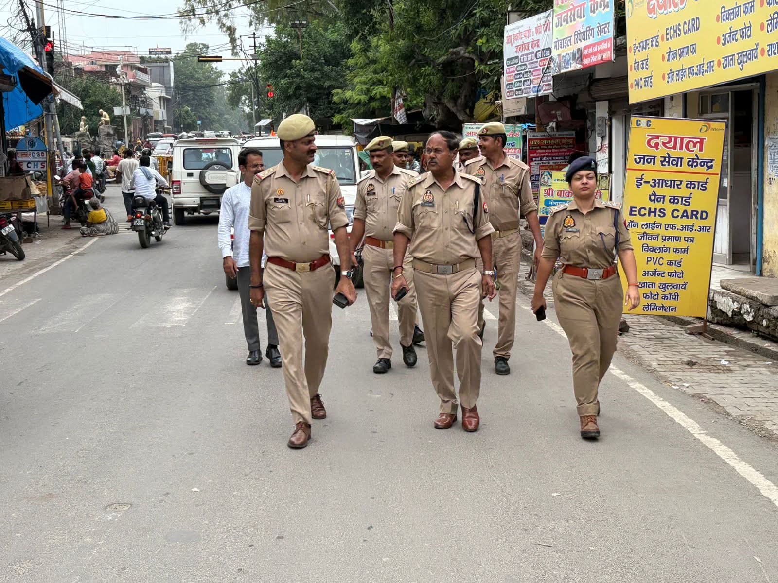फर्रुखाबाद:जनपद में कानून व्यवस्था सुदृढ़ करने को लेकर पुलिस प्रशासन सतर्क, अपर पुलिस अधीक्षक एवं क्षेत्राधिकारी नगर ने किया पैदल गश्त
