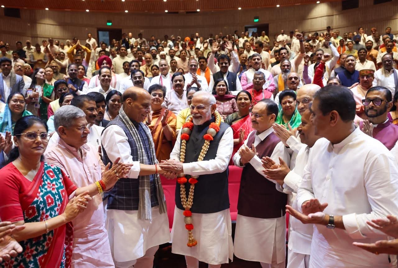 नई दिल्ली:ऑपरेशन सिंदूर की सफलता पर एनडीए संसदीय दल की बैठक में प्रधानमंत्री का सम्मान