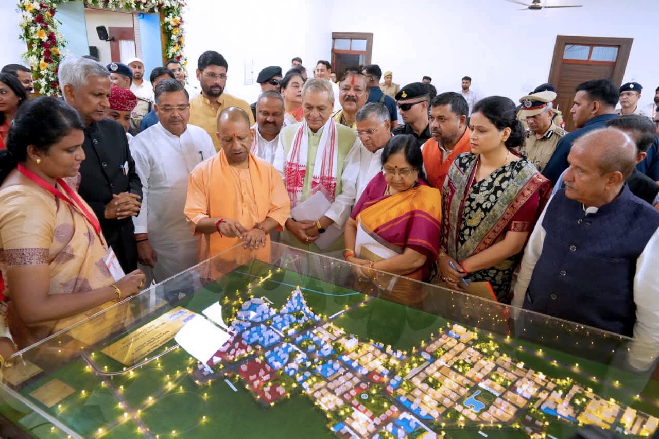 आगरा:मुख्यमंत्री योगी आदित्यनाथ ने आगरा में 'अटलपुरम् टाउनशिप' का शुभारंभ किया।