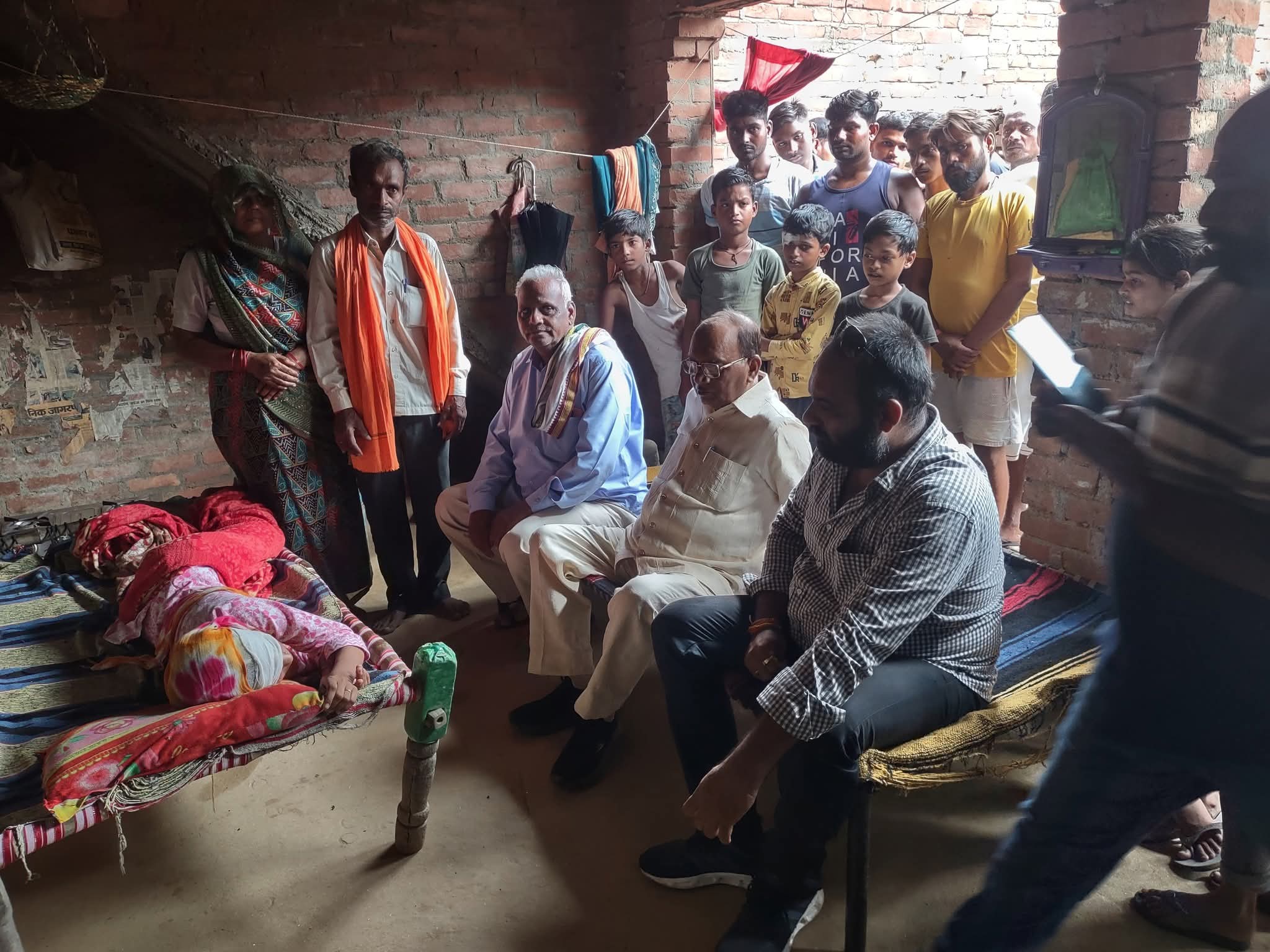 फर्रुखाबाद:अमृतपुर विधायक सुशील शाक्य ने घायल दीक्षा शाक्य का लिया हालचाल, परिजनों को दिया न्याय का भरोसा