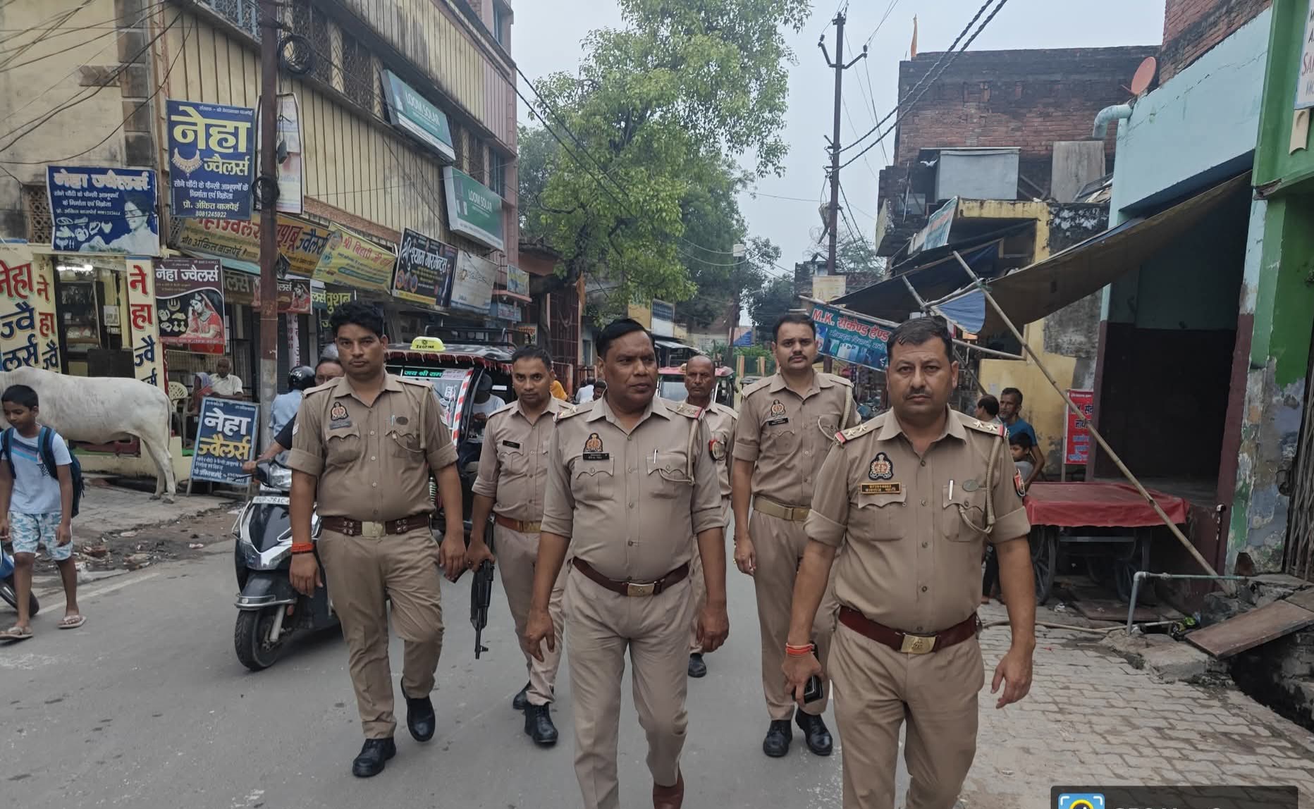 फर्रुखाबाद:जनपद में शांति एवं कानून व्यवस्था हेतु पुलिस का पैदल गश्त अभियान तेज।