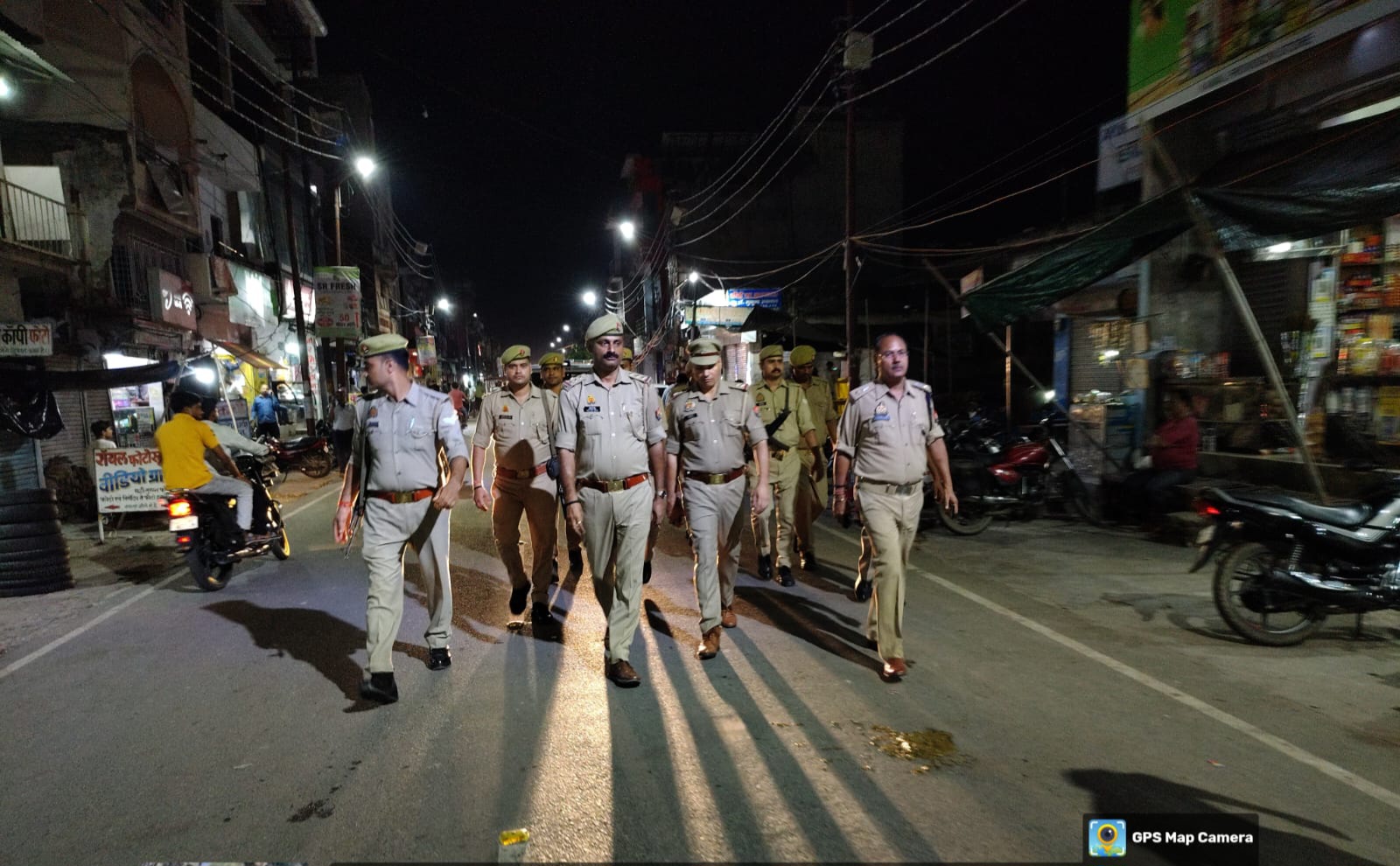 फर्रुखाबाद:त्यौहारों के दृष्टिगत अपर पुलिस अधीक्षक डॉ. संजय सिंह द्वारा पैदल गश्त, लोगों को दिलाया सुरक्षा का भरोसा