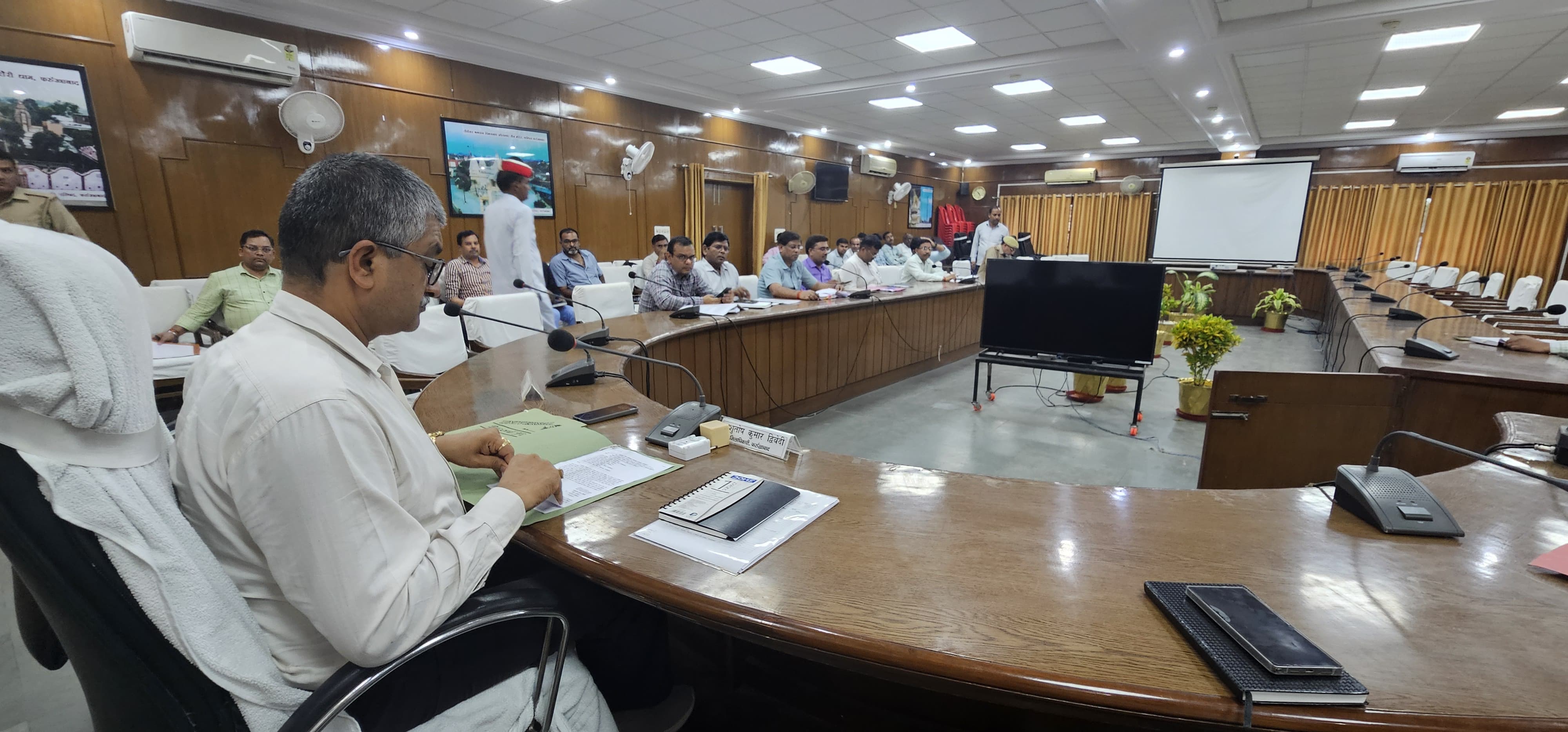 फर्रूखाबाद:पेट्रोल पंप व बायो डीजल संयंत्रों की लंबित एनओसी पर जिलाधिकारी ने दिए त्वरित निस्तारण के निर्देश